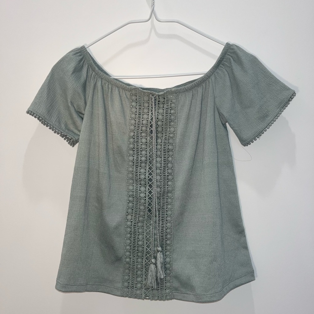 off the shoulder detailed tees